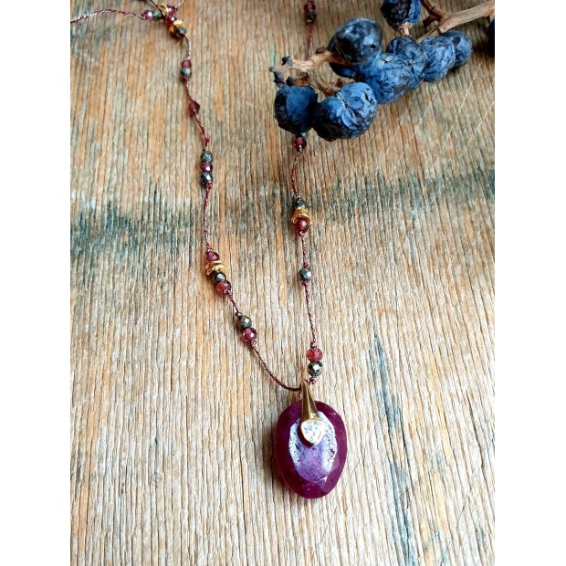 Hanka IN kaklo papuošalas su piritu, granatu ir rubinu bei cirkoniu